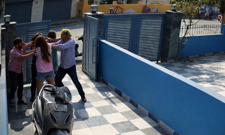 देहरादून में रंग लगाने के बहाने छेड़छाड़, घर में घुसकर मारपीट का आरोप,दो वायरल वीडियो सामने आए