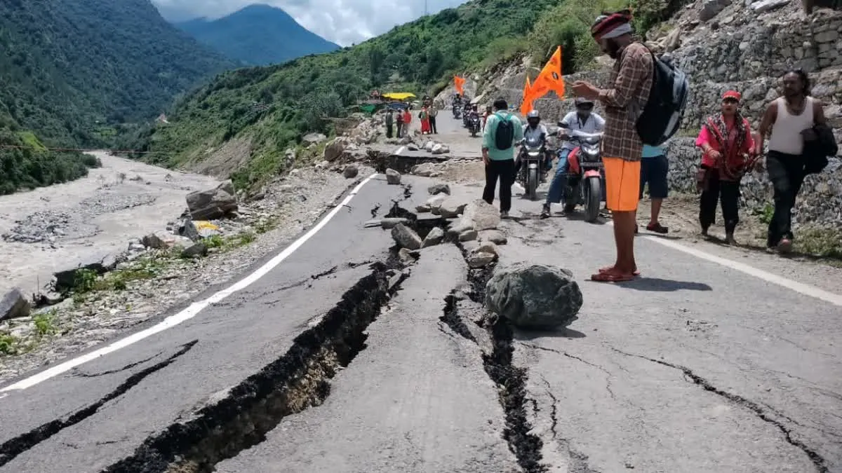 गंगोत्री हाईवे पर फिर भू-धंसाव का खतरा, पापड़गाड़ में दरारें बढ़ने से चार घंटे बाधित रहा यातायात