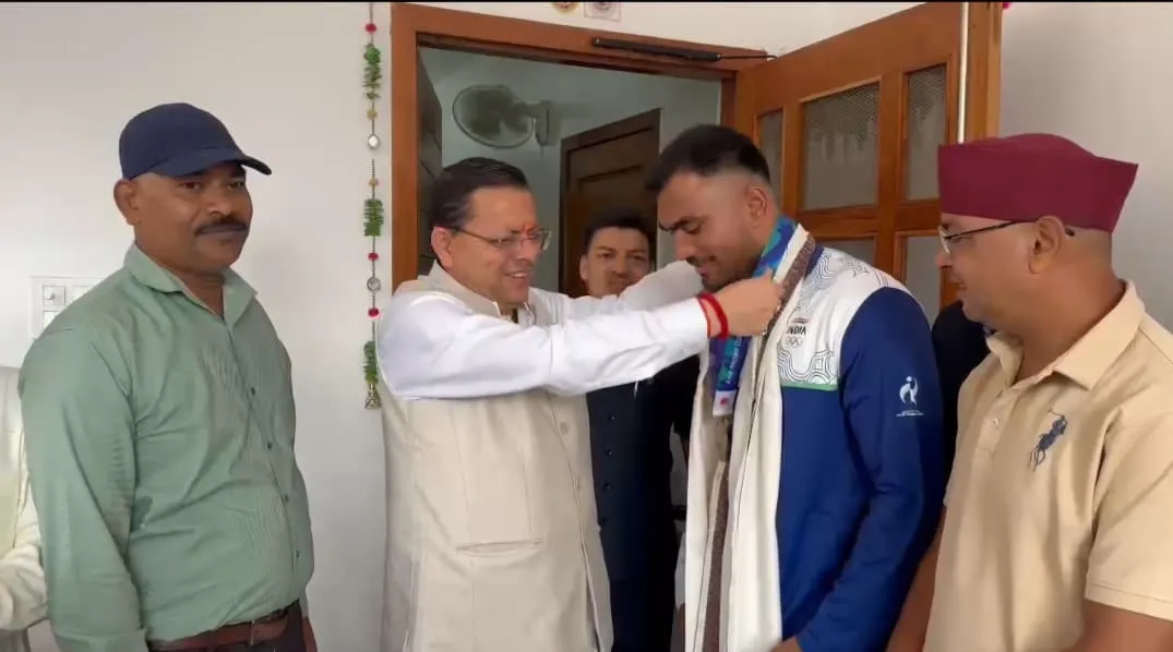 एशियन गेम्स में कांस्य पदक जीतने वाले बॉक्सर कपिल पोखरिया ने मुख्यमंत्री धामी से की भेंट