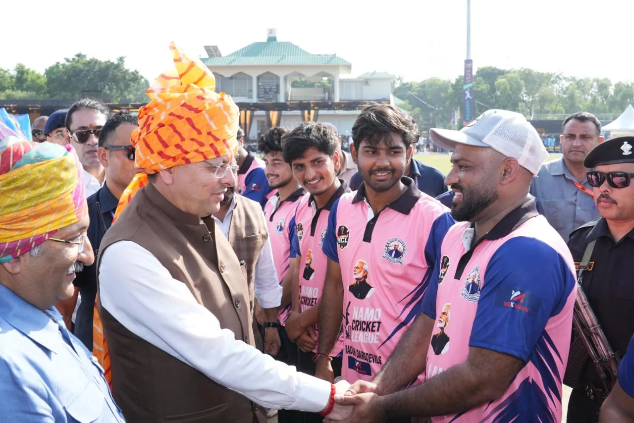 नमो क्रिकेट लीग में मुख्यमंत्री धामी ने खिलाड़ियों के साथ खेला क्रिकेट, बढ़ाया युवा खिलाड़ियों का उत्साह
